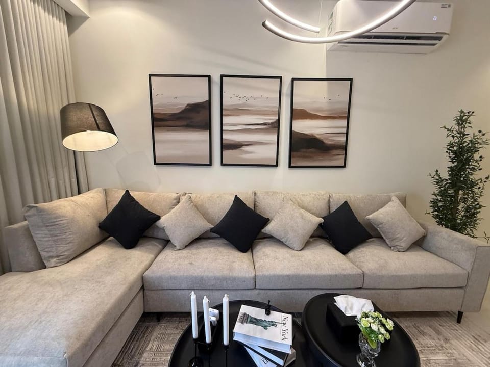 Jacuzzi Apt with Patio & Kingdom Tower View Apartment in Riyadh