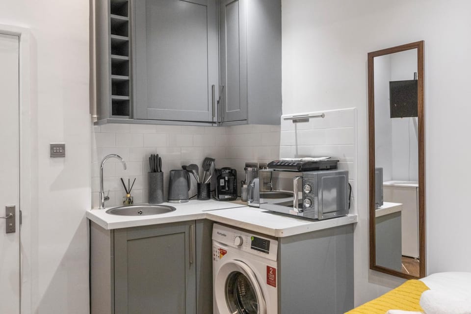 Compact Comfort Your London Basecamp F2 Apartment in London