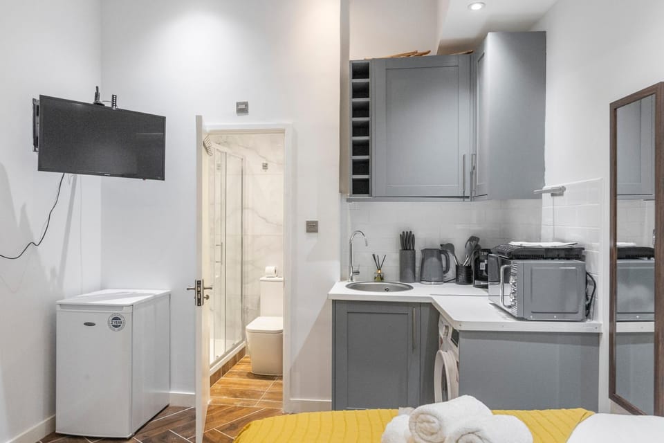 Compact Comfort Your London Basecamp F2 Apartment in London