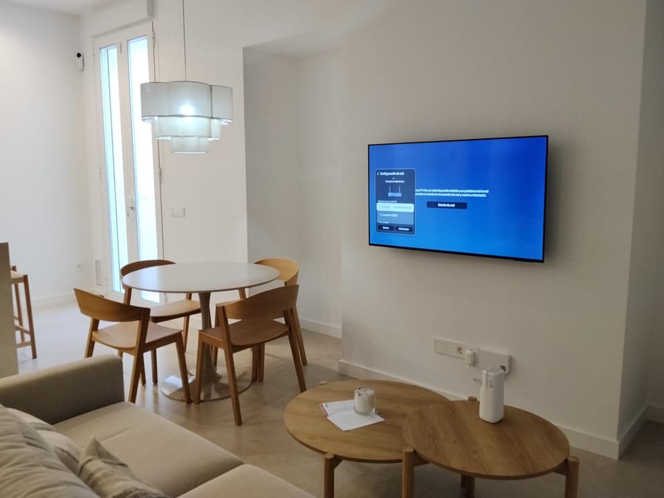 TV and multimedia, Living room, Seating area, Dining area