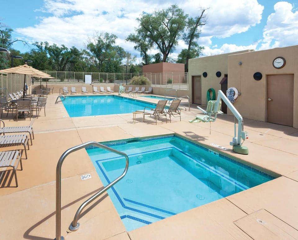 CW Taos Resort Two 1BR Suites House in Taos
