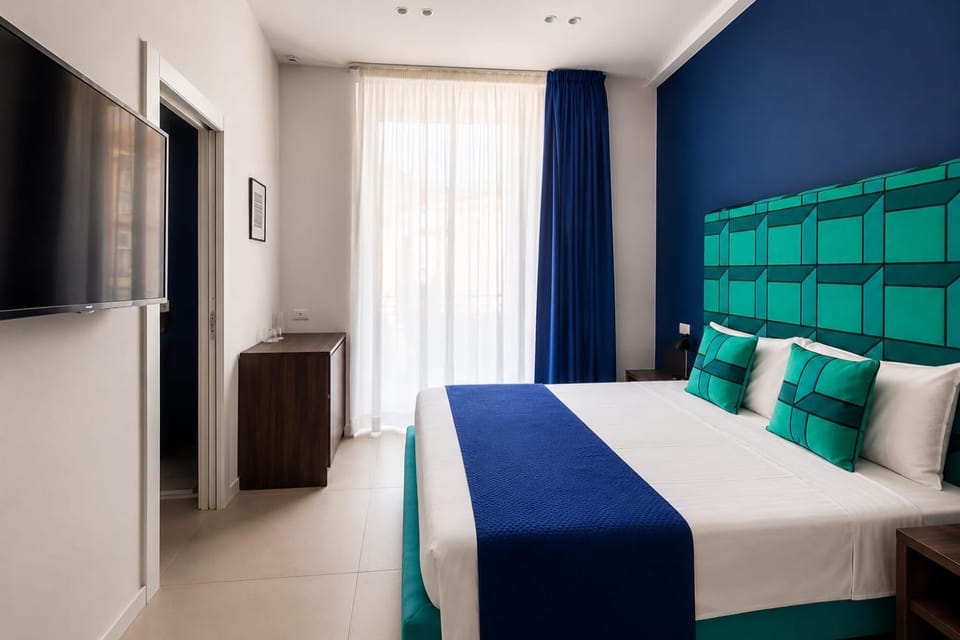 Bed, TV and multimedia, Photo of the whole room, Bedroom