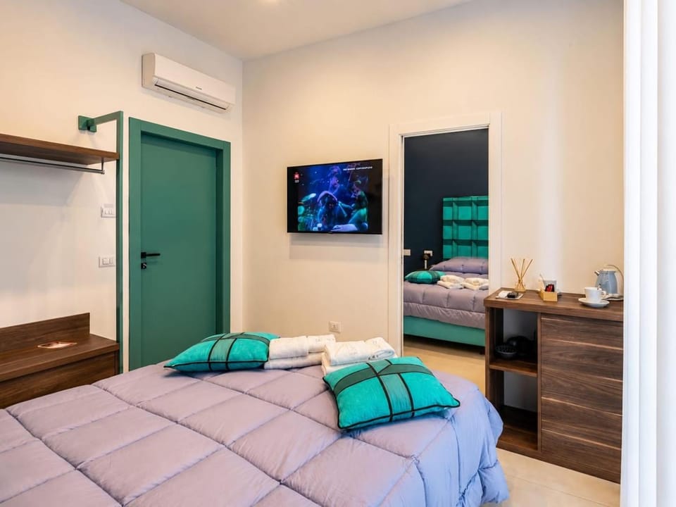 Bed, TV and multimedia, Photo of the whole room, Bedroom, towels, air conditioner