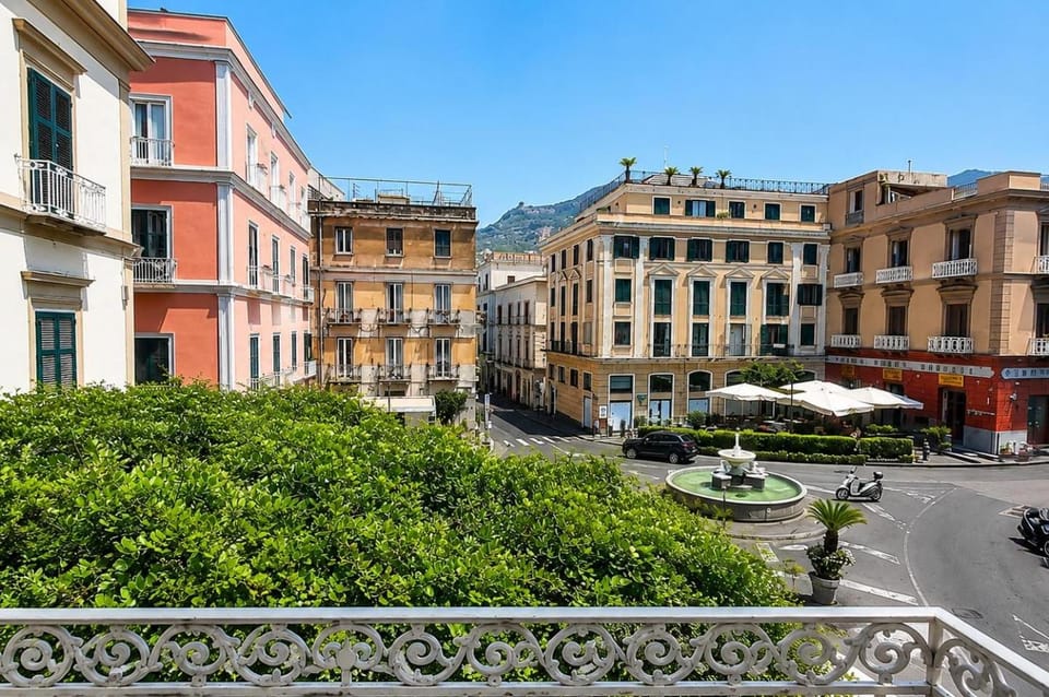 Property building, Nearby landmark, Neighbourhood, City view, Street view, Location