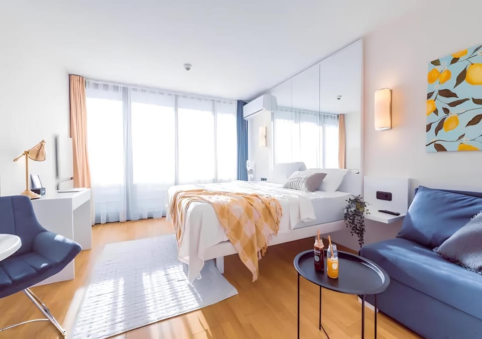 Bed, Living room, Photo of the whole room, Seating area, Bedroom, towels