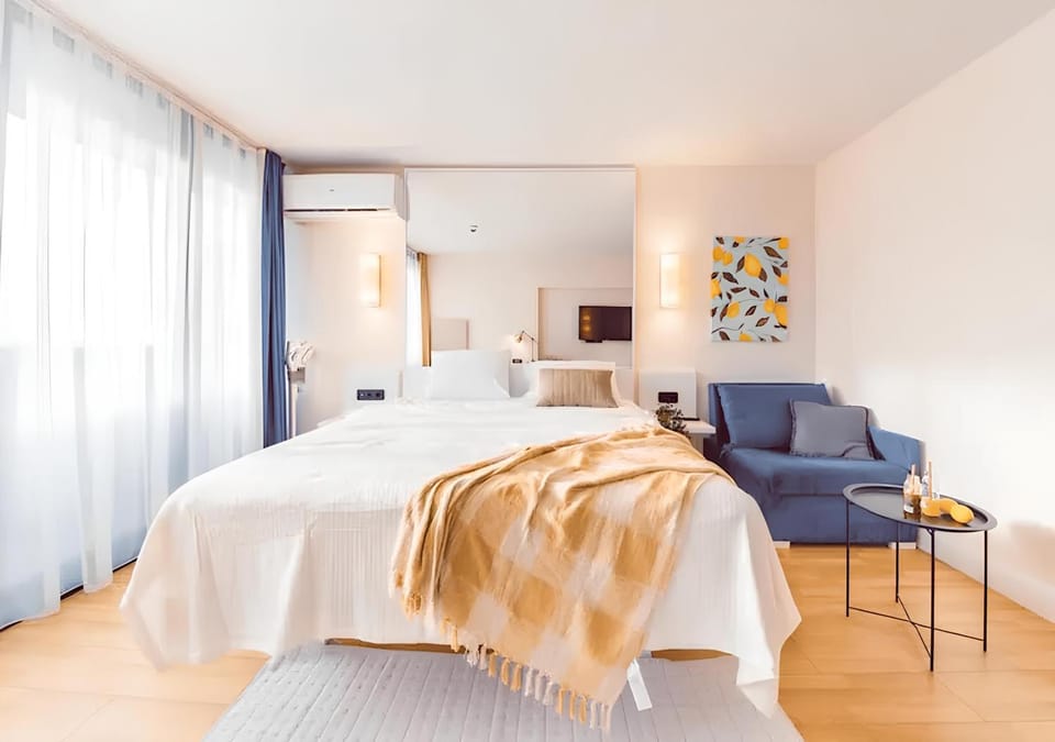 Bed, Living room, Photo of the whole room, Seating area, Bedroom