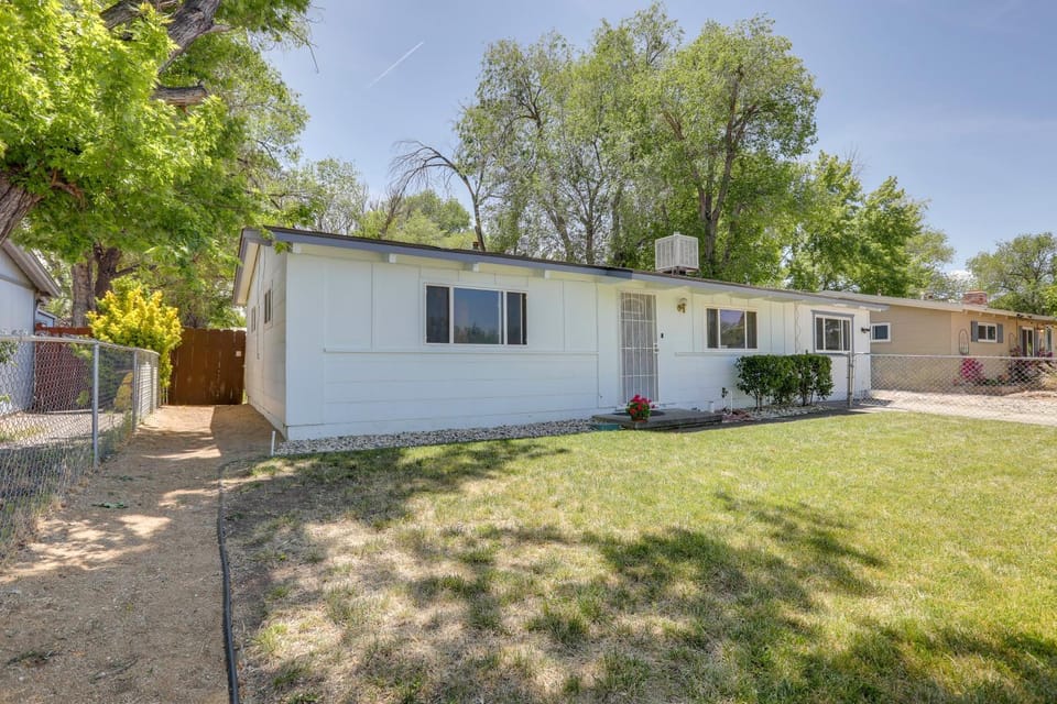 1950s Home Quiet Street Near Dtwn 1 Mi to Marina House in Sparks