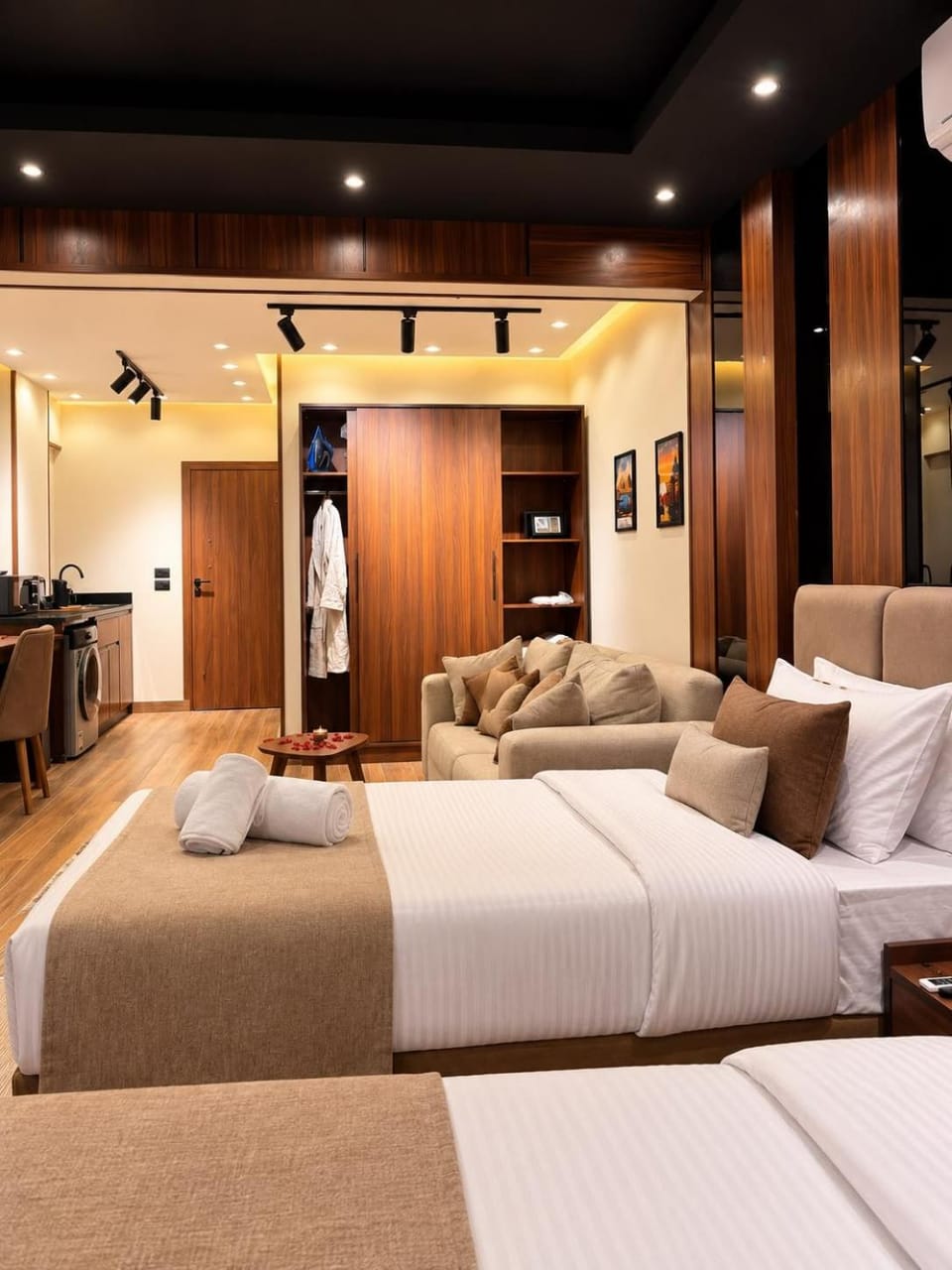 Bed, TV and multimedia, Kitchen or kitchenette, Living room, Photo of the whole room, Seating area, Bedroom