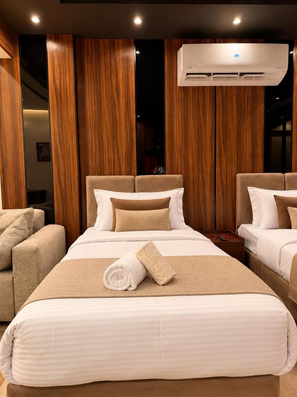 Bed, Living room, Photo of the whole room, Seating area, Bedroom, towels, air conditioner