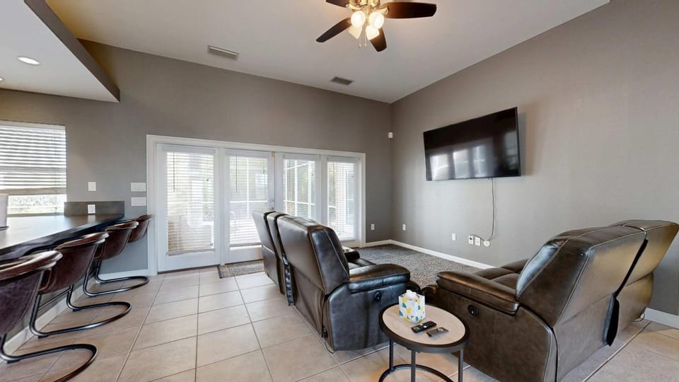 Gorgeous home with private pool outdoor area & spacious House in Punta Gorda