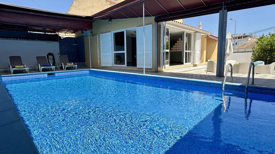 Swimming pool, sunbed