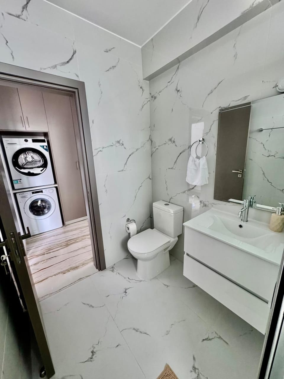 Shower, Toilet, Bathroom, towels