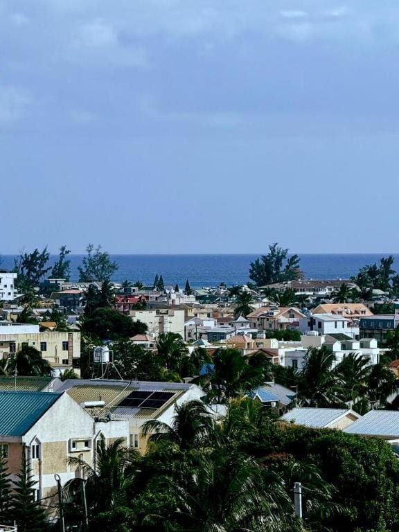Tropical Escape with Ocean Breeze&Mountain Views2 Apartment in Flic en Flac