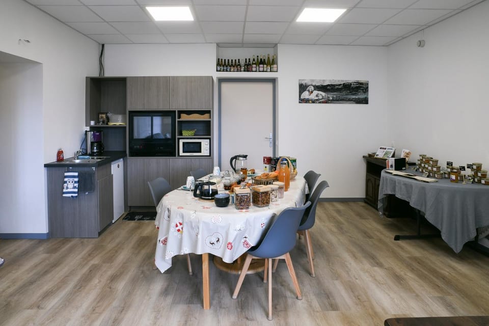 Property building, Kitchen or kitchenette, Living room