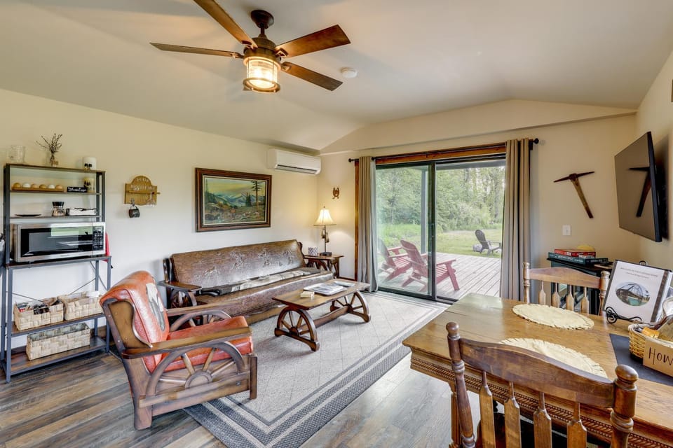 On the Flathead River! Rustic Saloon-Themed Cabin Cabin in Columbia Falls