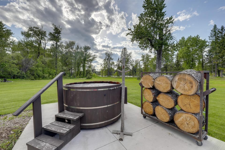 On the Flathead River! Rustic Saloon-Themed Cabin Cabin in Columbia Falls