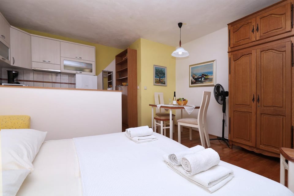 Kitchen or kitchenette, kitchen