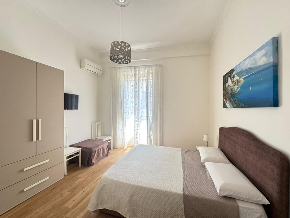 Bed, TV and multimedia, Bedroom