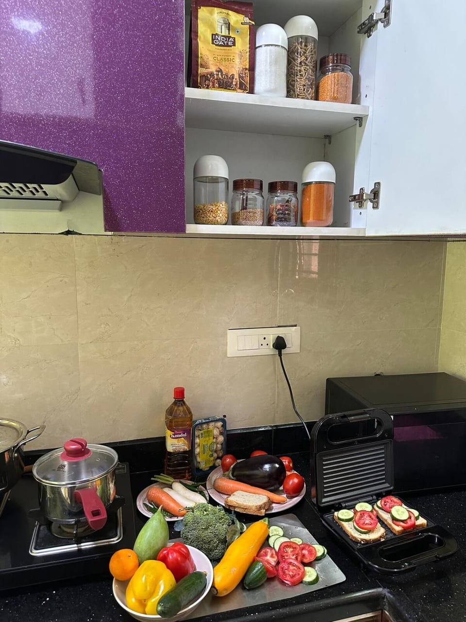 8 Bed Cool 3 bedroom kitchen WTC DLF OMR Apollo Proton OTT Wi-Fi Apartment in Chennai