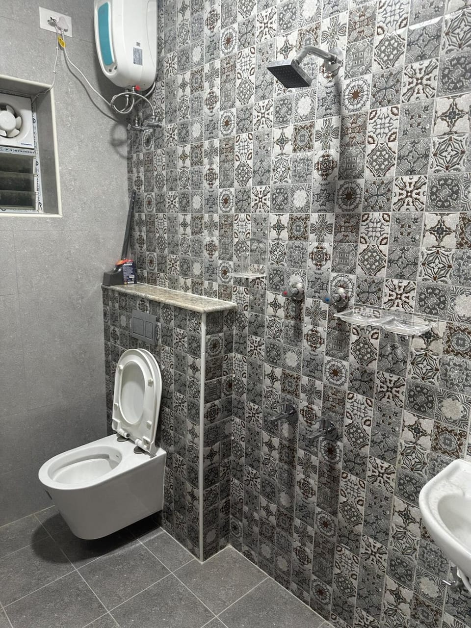 8 Bed Cool 3 bedroom kitchen WTC DLF OMR Apollo Proton OTT Wi-Fi Apartment in Chennai