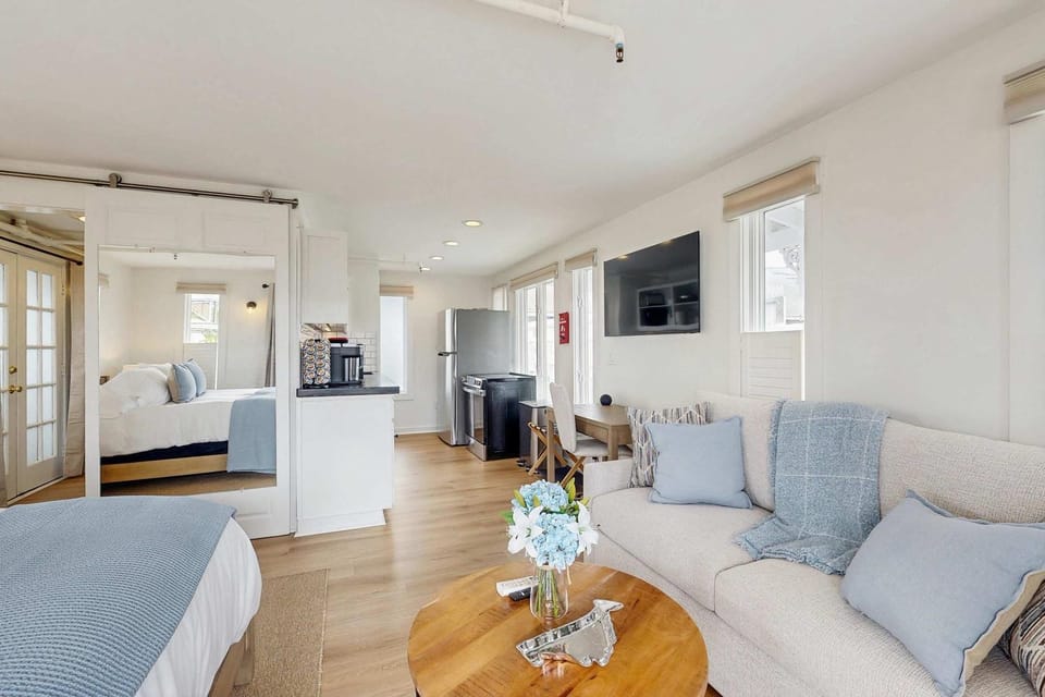 Cozy Downtown Studio - Walk to Ferry & Town Apartment in Oak Bluffs