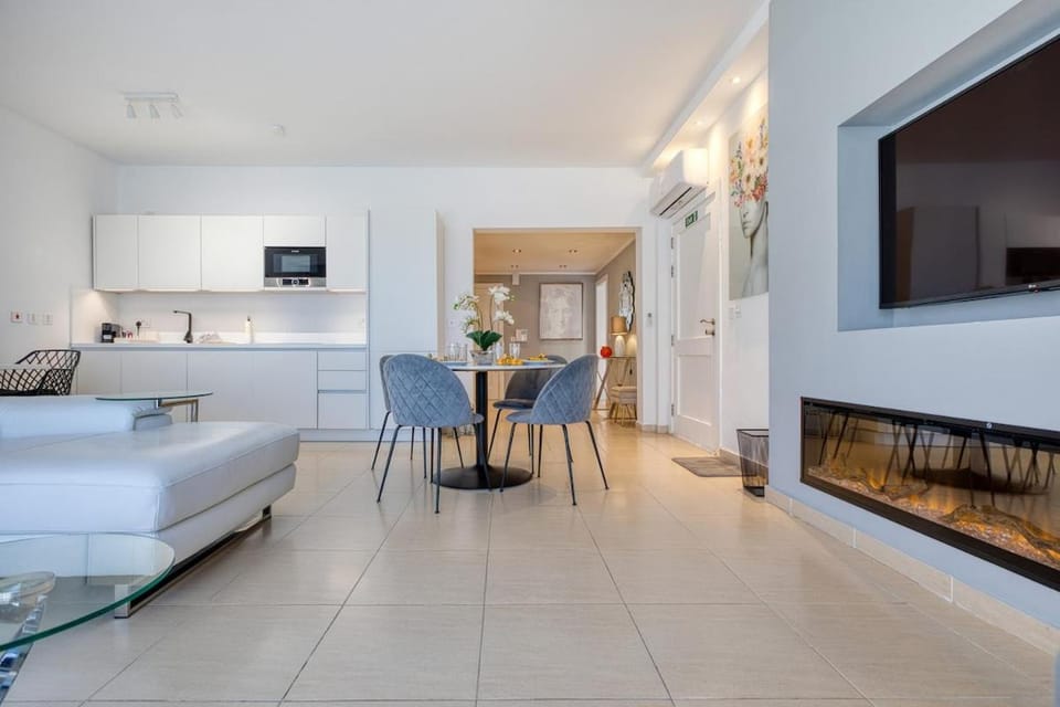 Beachfront Apt with Pool Access Apartment in Malta