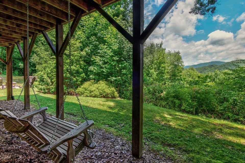 Crosswind Hot Tub - Firepit - Mountain Views House in Brushy Fork