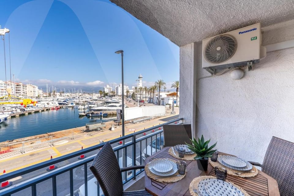 Appartement Vue canal, Empuriabrava, Nausica by Welhomy Apartment in Alt Empordà