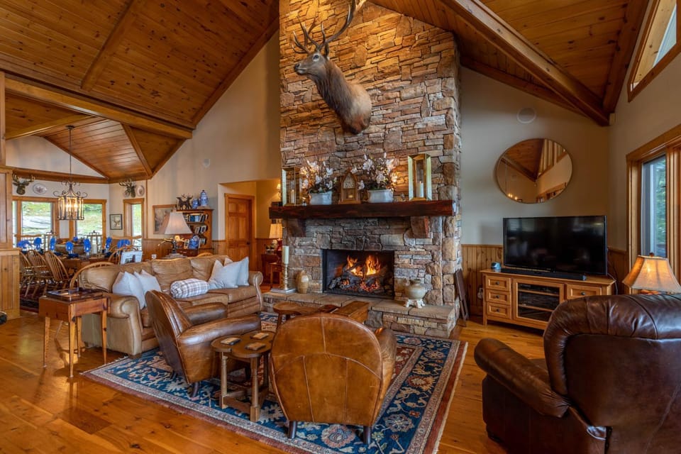 The Boulders - 5BR with Hot Tub 50mi Views Pool Table Sauna Wet Bar Dog Friendly House in Watauga