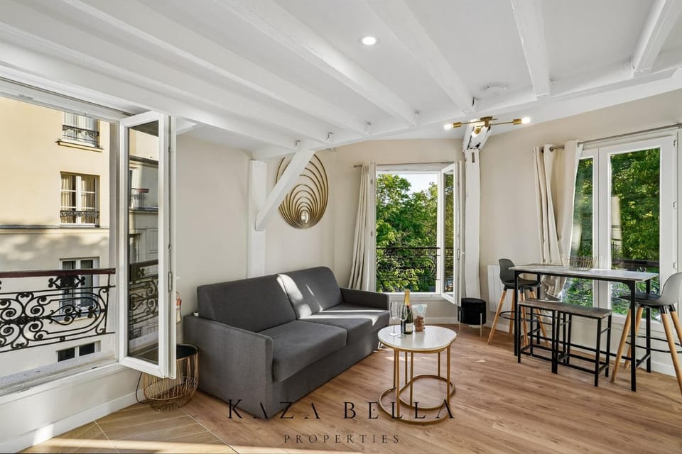 KAZA BELLA - Canal Saint Martin Pieds dans l'eau Duplex Apartment in Paris