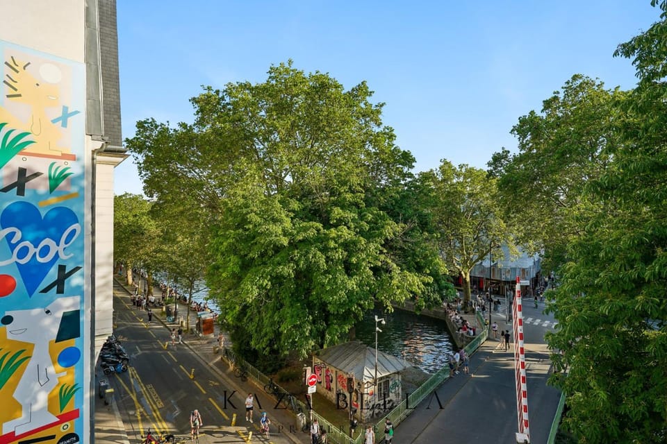 KAZA BELLA - Canal Saint Martin Pieds dans l'eau Duplex Apartment in Paris