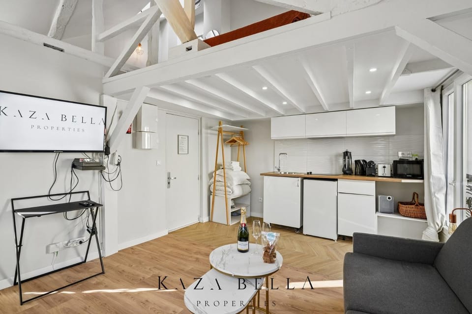 KAZA BELLA - Canal Saint Martin Pieds dans l'eau Duplex Apartment in Paris