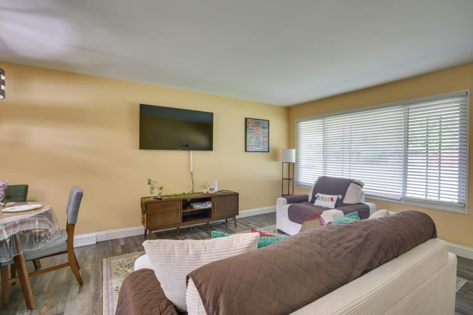 Easy Access to Parks, Hospital: St Louis Home House in Ferguson Township