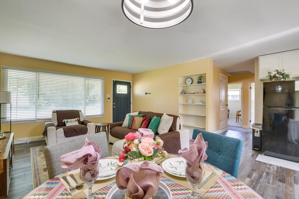 Easy Access to Parks, Hospital: St Louis Home House in Ferguson Township