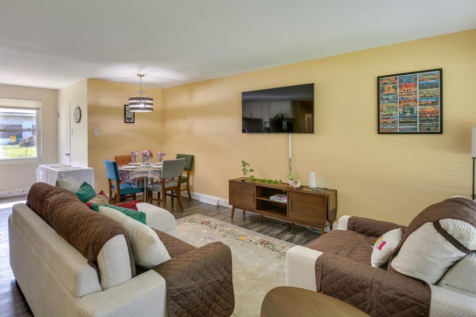 Easy Access to Parks, Hospital: St Louis Home House in Ferguson Township