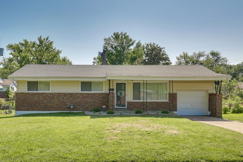 Easy Access to Parks, Hospital: St Louis Home House in Ferguson Township