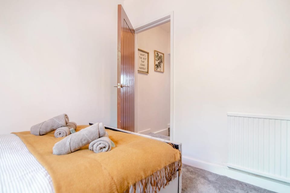 Bed, Photo of the whole room, Bedroom, internet, towels