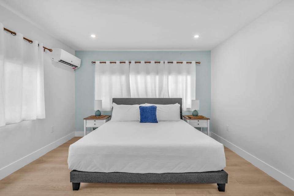 #1 - Romantic Beach Escape 1BR Walk to Ocean Apartment in Hollywood Beach