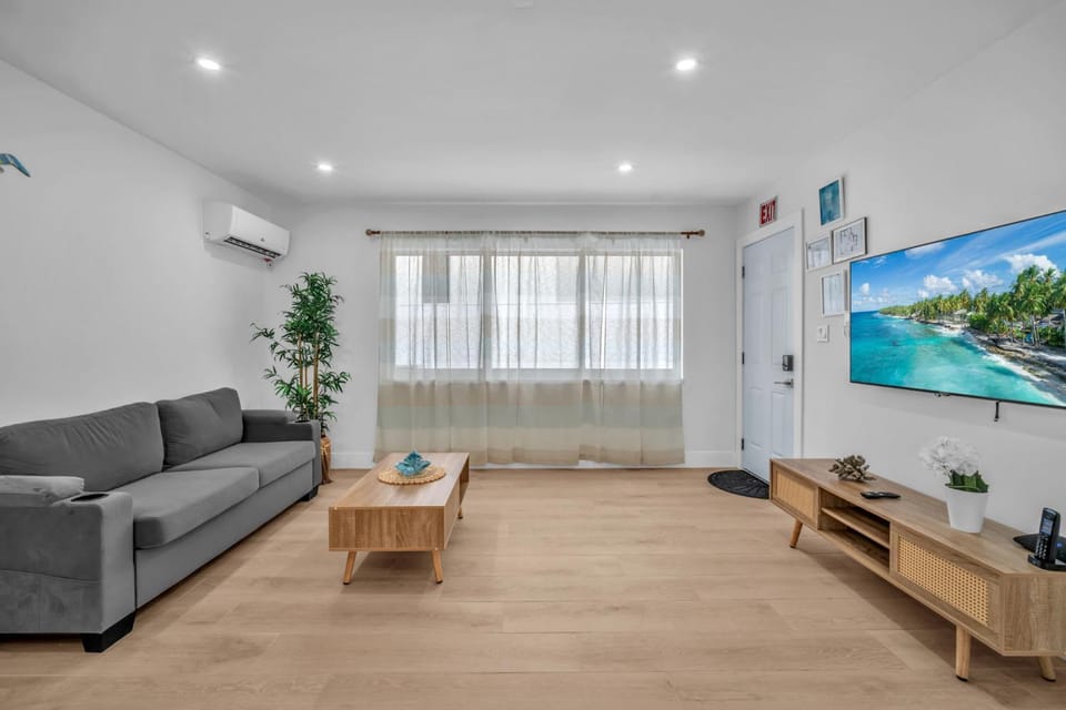 #1 - Romantic Beach Escape 1BR Walk to Ocean Apartment in Hollywood Beach