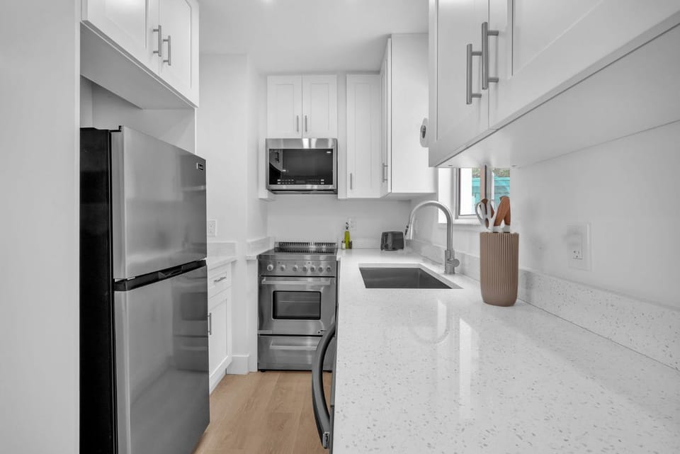 #1 - Romantic Beach Escape 1BR Walk to Ocean Apartment in Hollywood Beach