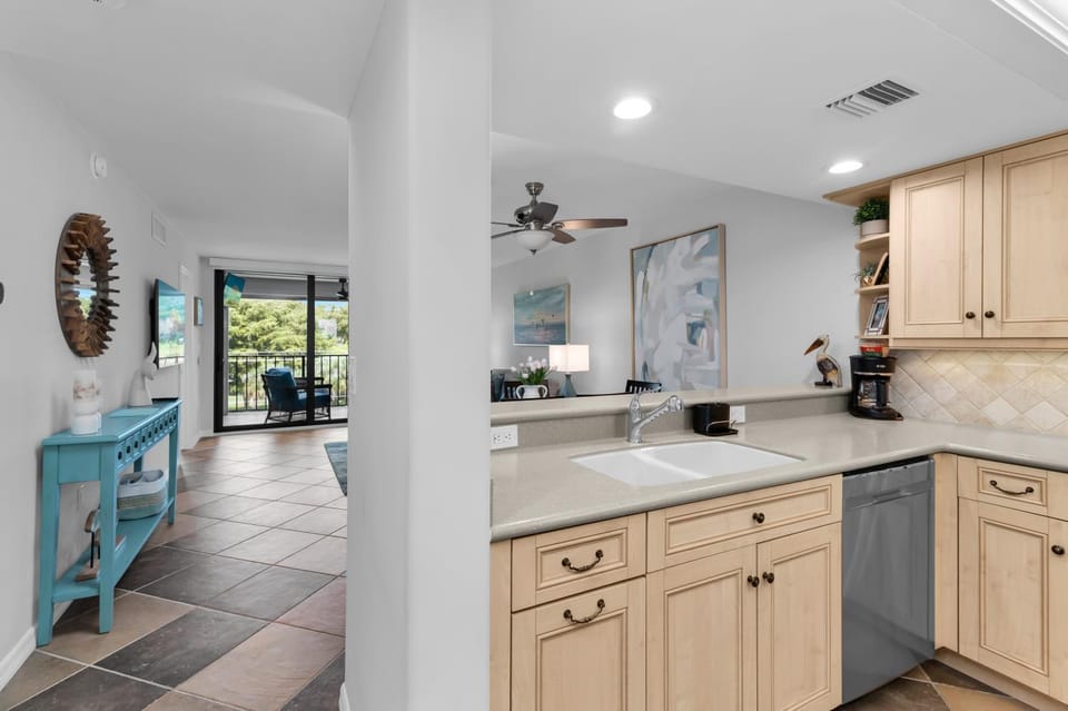 Kitchen or kitchenette, dishwasher