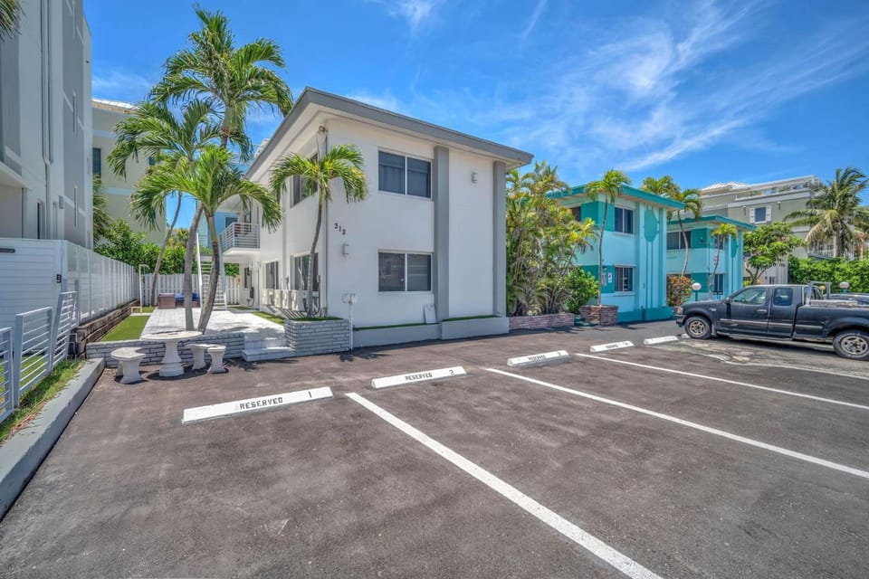 #2 - Beachside Studio Steps to Hollywood Beach Apartment in Hollywood Beach
