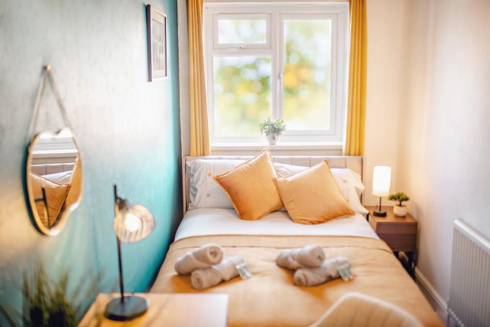 Bed, Photo of the whole room, Bedroom, towels