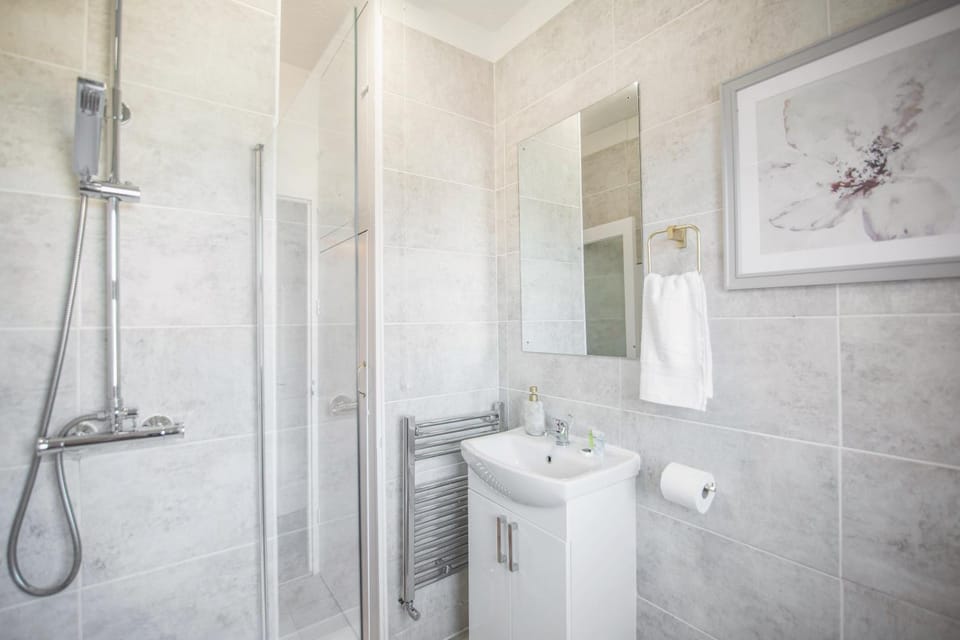 Shower, Toilet, Bathroom, towels