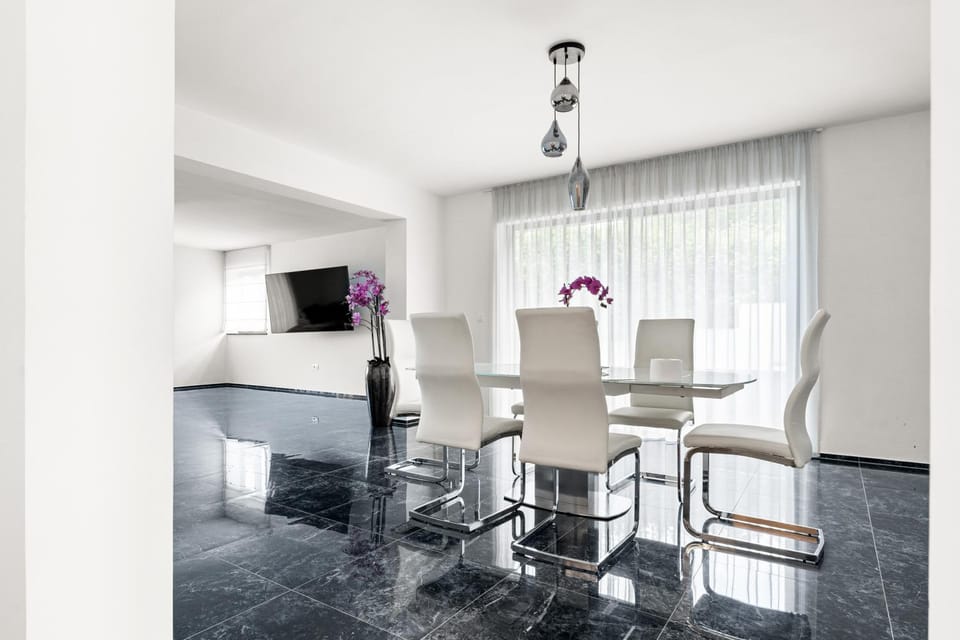 TV and multimedia, Dining area