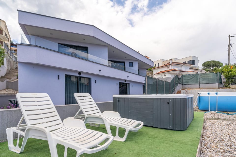 Property building, Swimming pool, sunbed
