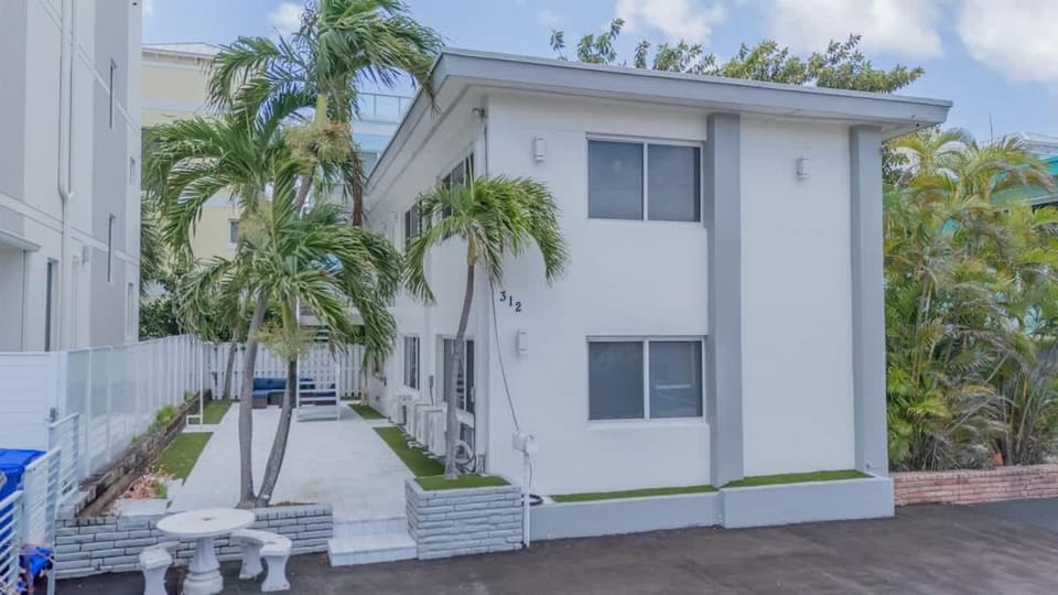 #4 - Trendy Coastal Studio Steps to Sand & Ocean Apartment in Hollywood Beach