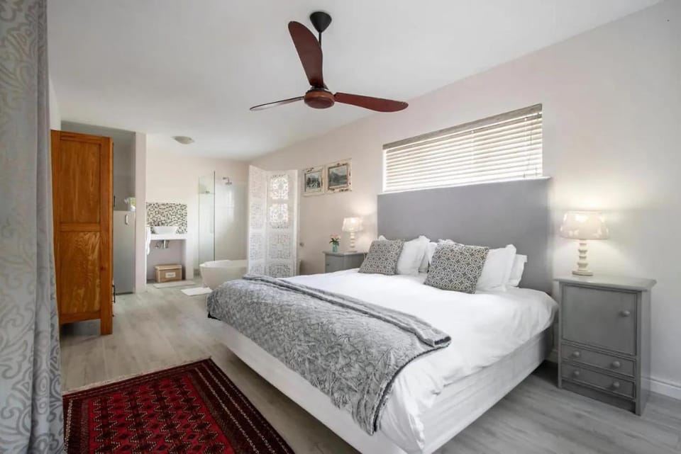 Bed, Bathroom, Photo of the whole room, Bedroom, fireplace