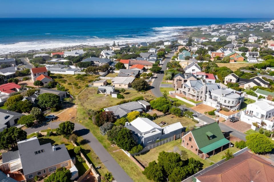 Property building, Neighbourhood, Natural landscape, Bird's eye view, Sea view