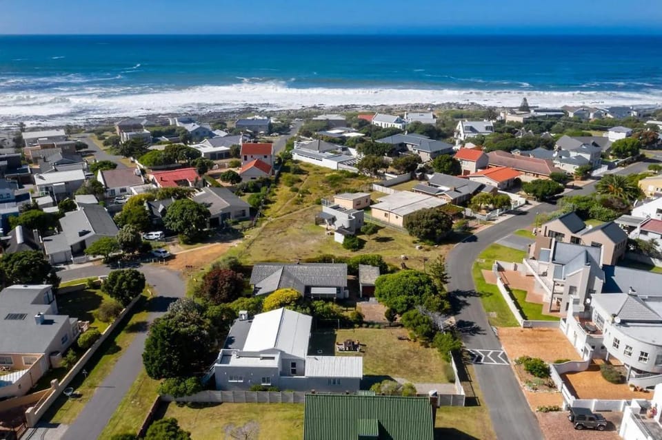 Property building, Neighbourhood, Natural landscape, Bird's eye view, Sea view